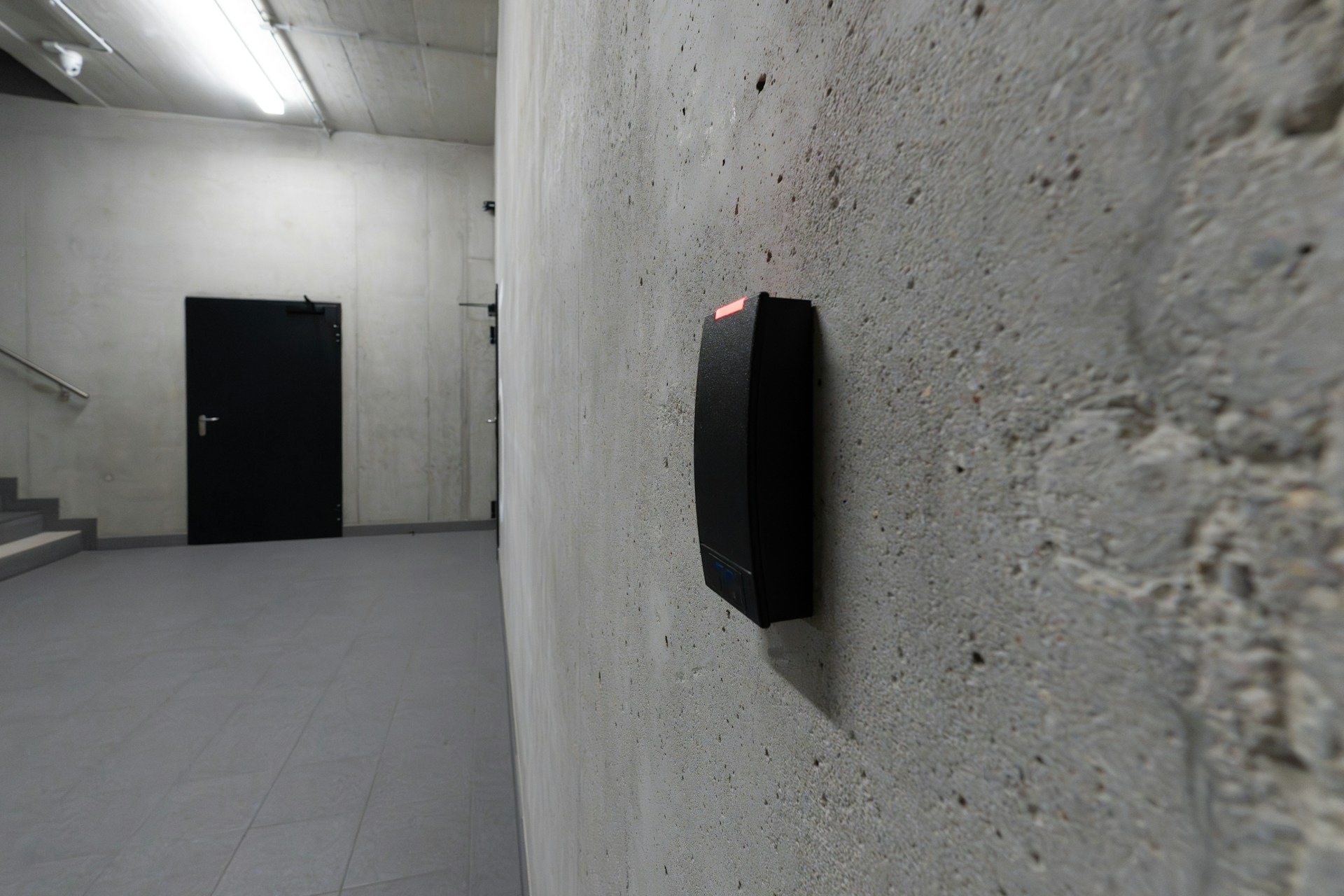 Badge avvicinato a un lettore di controllo accessi