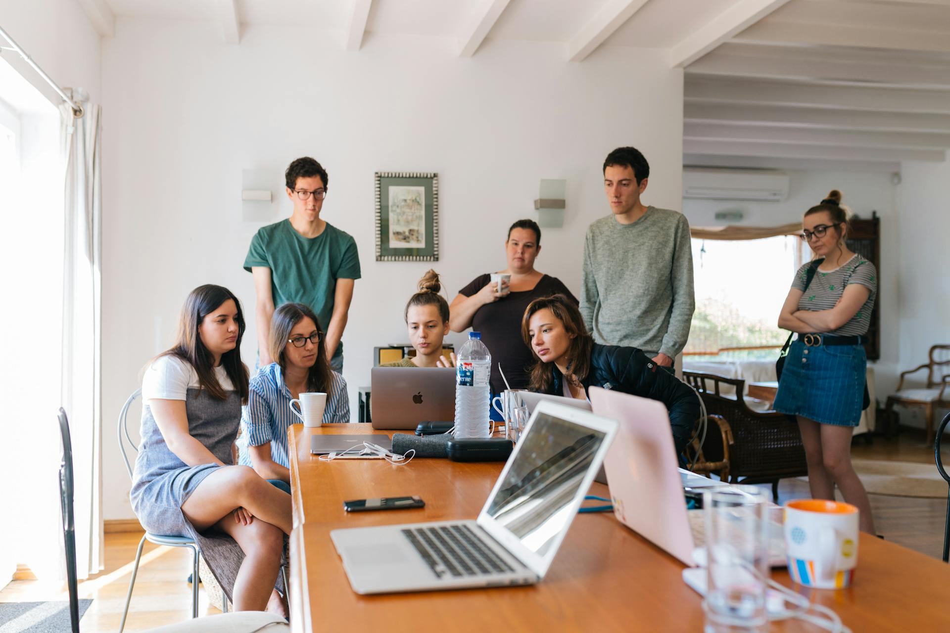 Team di lavoro riunito attorno a un tavolo